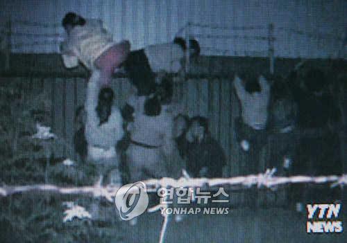 2004년 베이징 총영사관 진입에 성공하는 탈북민들