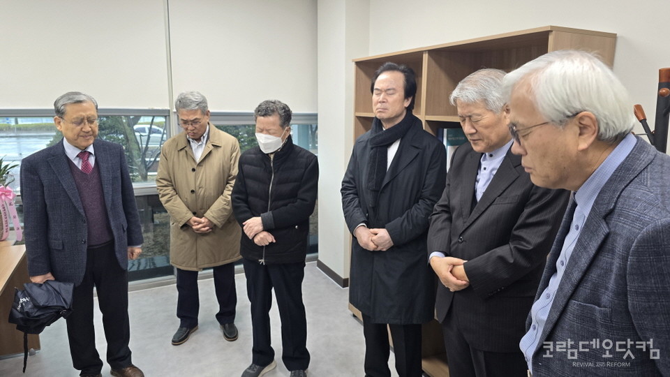 박은조 목사의 사역을 위해 기도하는 코닷 이사회